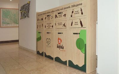 Všechny druhy odpadu v hotelu Srní třídí do jednoho multifunkčního koše. Jak se tahle novinka líbí hostům?