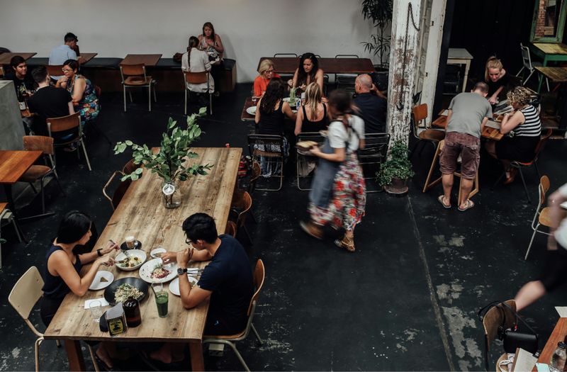 Jak zvýšit návštěvnost restaurace? Oslovujte správné hosty